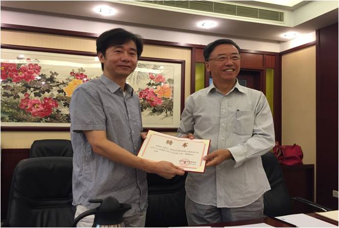 2016年8月，中国国际科技会议中心副主任秦久怡向CCLH新一任主席韩铁如颁发聘书